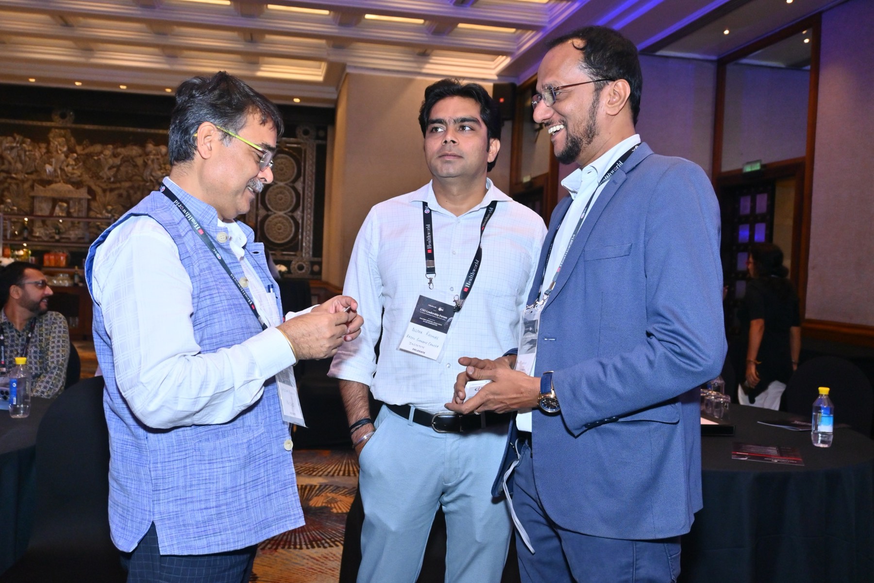 Forum attendees in conversation over dinner.